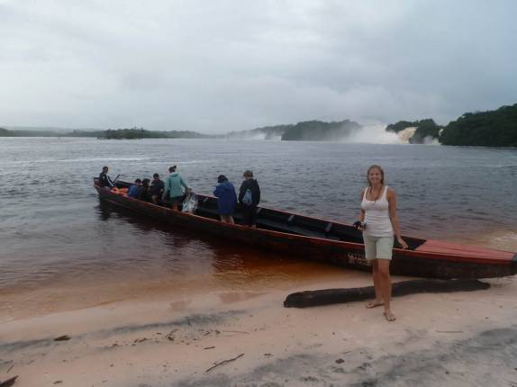 Entrando na canoa que nos levará ao Salto El Sapo, em Canaima, no sul da Venezuela